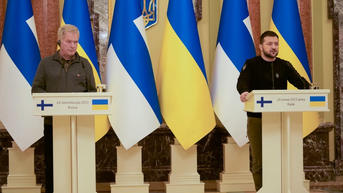 Finnish President meets Zelensky, visits devastated cities in Ukraine |  News | Yle Uutiset