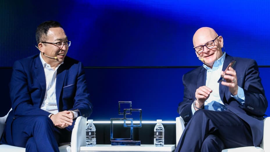 Honor CEO George Zhao (L) and GSMA CEO John Hoffman on stage at Shanghai Mobile World Congress during an awards ceremony on June 27, 2024.