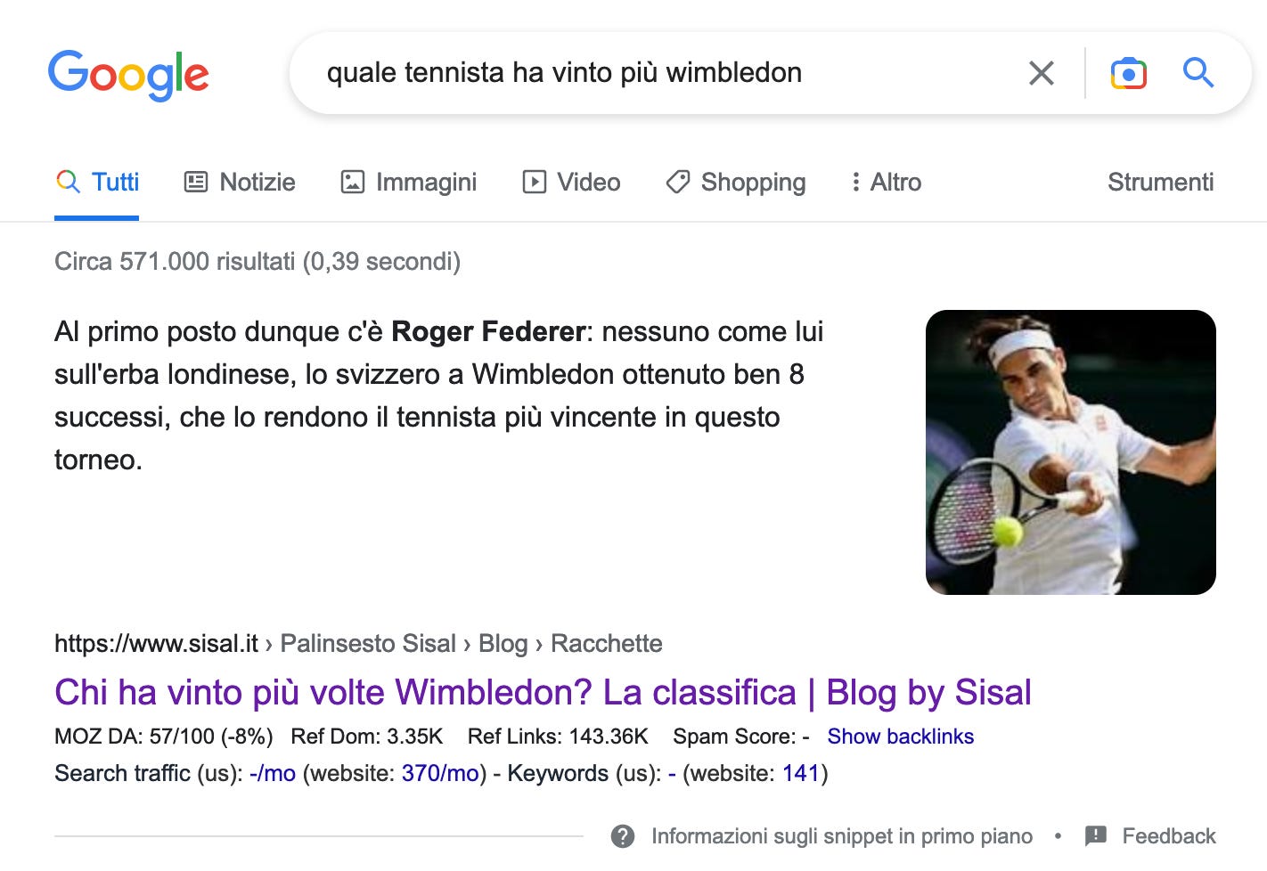 Schermata della SERP di Google per la query "quale tennista ha vinto più Wimbledon". Il primo risultato è del sito Sisal e indica il nome di Roger Federer.