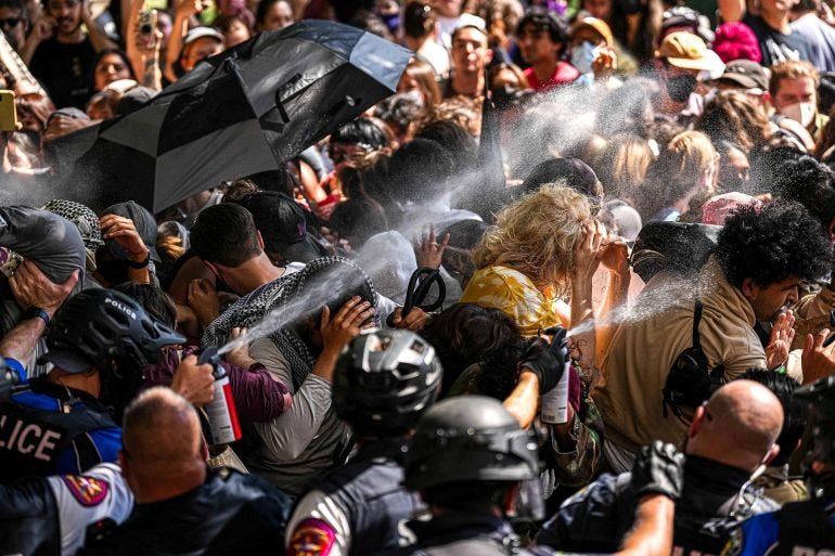 A state trooper pepper sprays pro-Palestinian protesters, during the ongoing conflict between Israel and the Palestinian Islamist group Hamas, after police vehicles were blocked at the University of Texas in Austin, Texas, U.S. April 29, 2024. Aaron E. Martinez/American-Statesman/USA Today Network via REUTERS. THIS IMAGE HAS BEEN SUPPLIED BY A THIRD PARTY. NO RESALES. NO ARCHIVES. MANDATORY CREDIT TPX IMAGES OF THE DAY