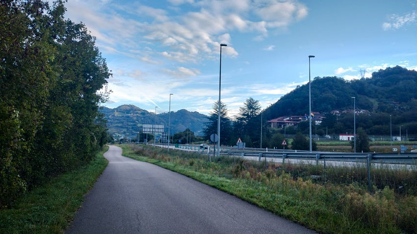 Pista de asfalto junto a la autovía, a la salida de Pola de Lena