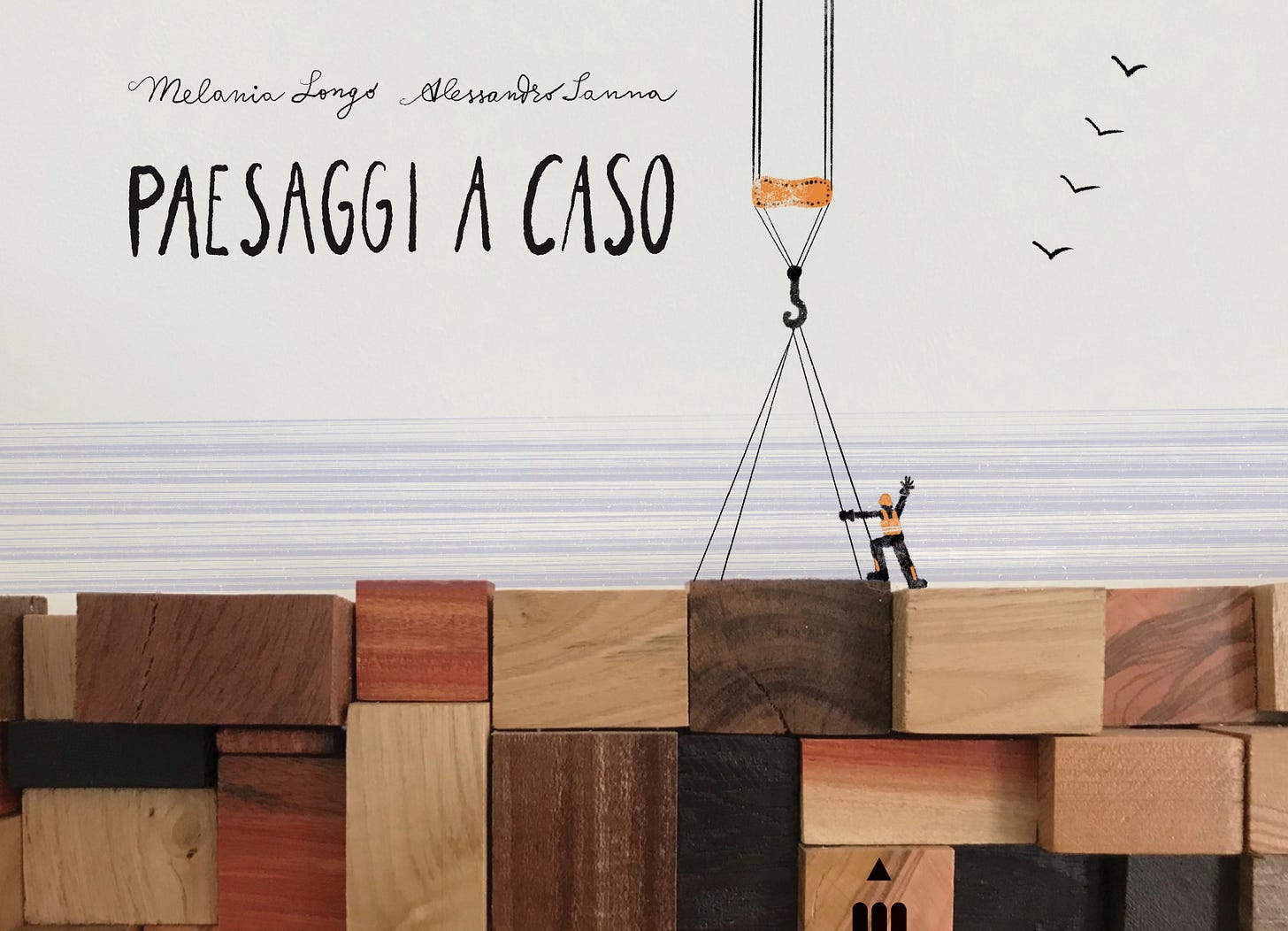 Copertina di un libro con titolo e autorə in sovrimpressione: PAESAGGI A CASO Melania Longo Alessandro Sanna. La copertina è formata da blocchi di legno di varie dimensioni e colori che vengono sollevati da una gru come fossero container su una nave. Lo sfondo è azzurro a simulare il cielo, mentre un omino con un casco giallo fa segno di sollevare, e quattro gabbiani, in alto a sinistra, sono disposti in diagonale e volano.