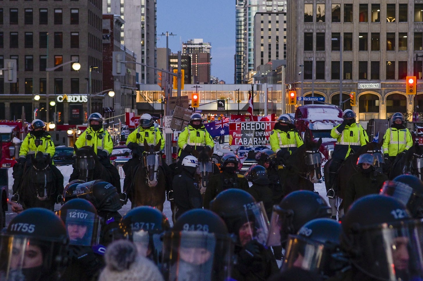A 2022. február 18-án, Ottawában tartott „szabadságkonvoj” tüntetés során lóra ültetett rendfenntartók állnak fel.