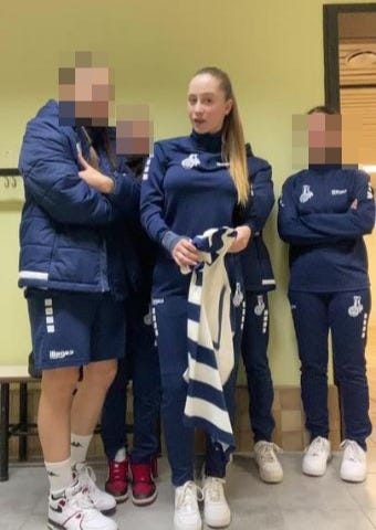 Charlotte Vellar has fun with Duisburg youth teammates in a TikTok video posted a few weeks ago