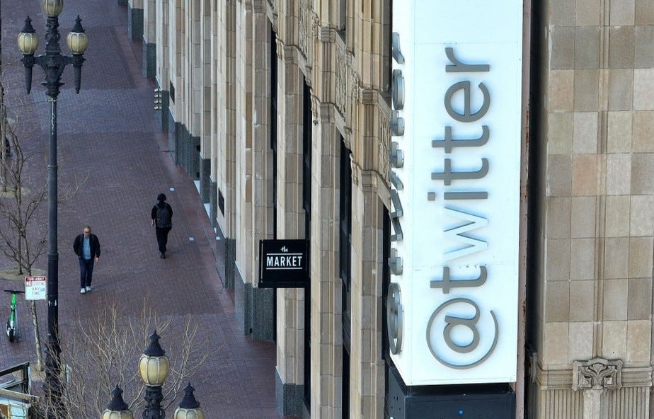 Titter'? Musk 'muda' nome do Twitter na fachada da sede, na Califórnia |  Negócios | O Globo
