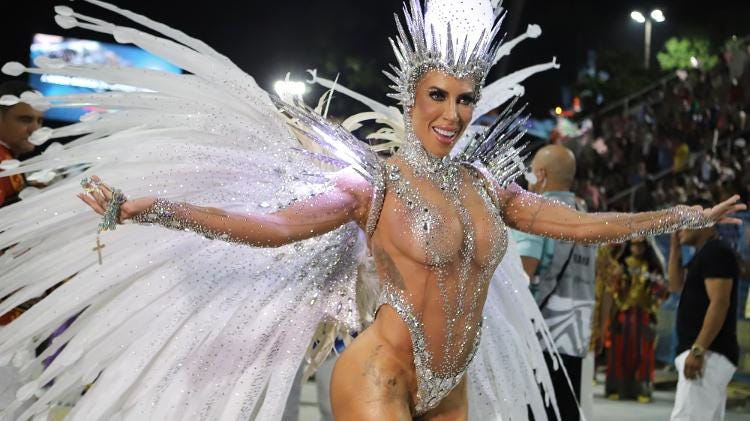 Tati Minerato é a rainha de bateria da Porto da Pedra