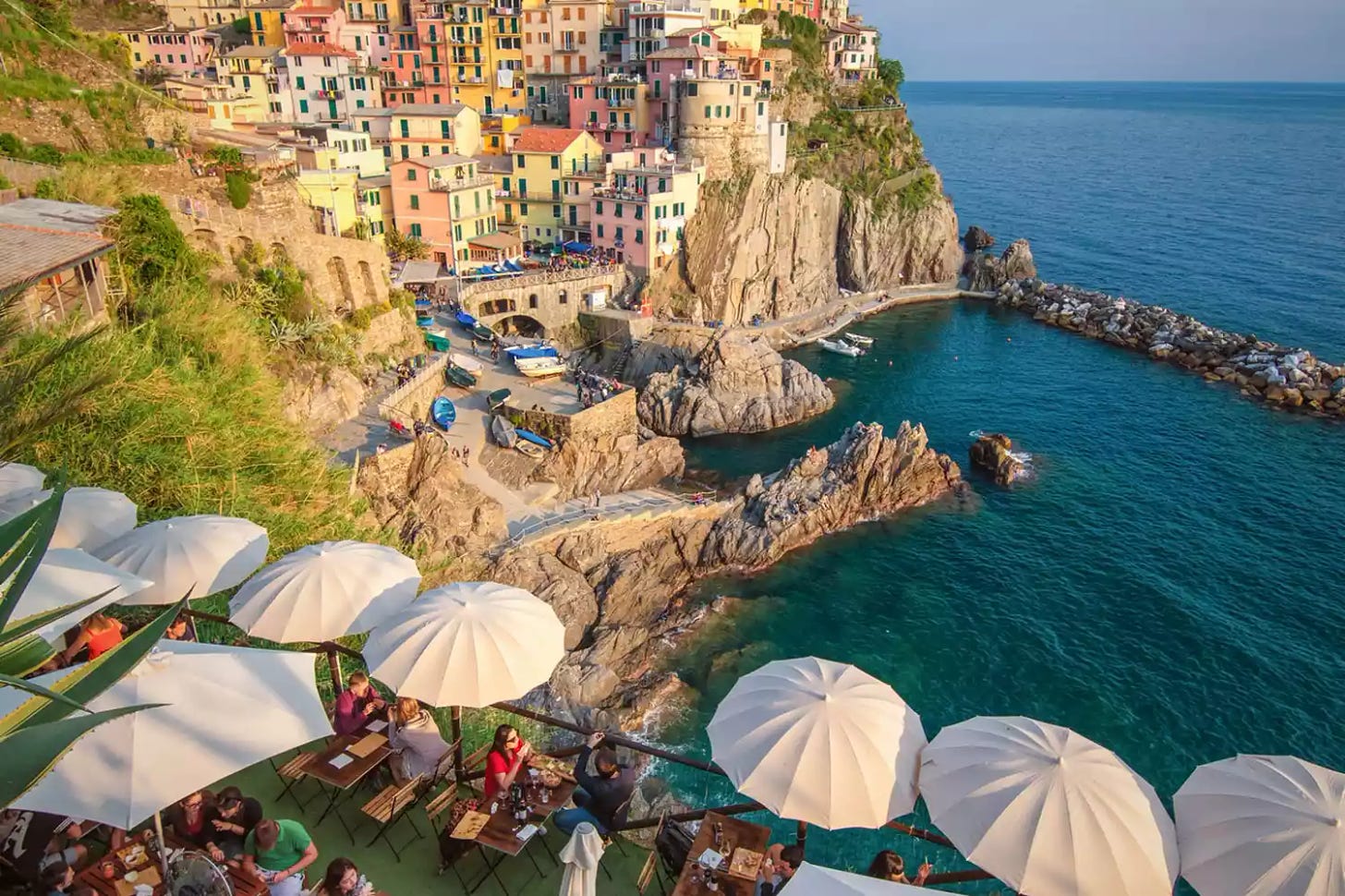 Looking down on tables at Nessun Dorma with a view of the cliffs of Cinque Terre
