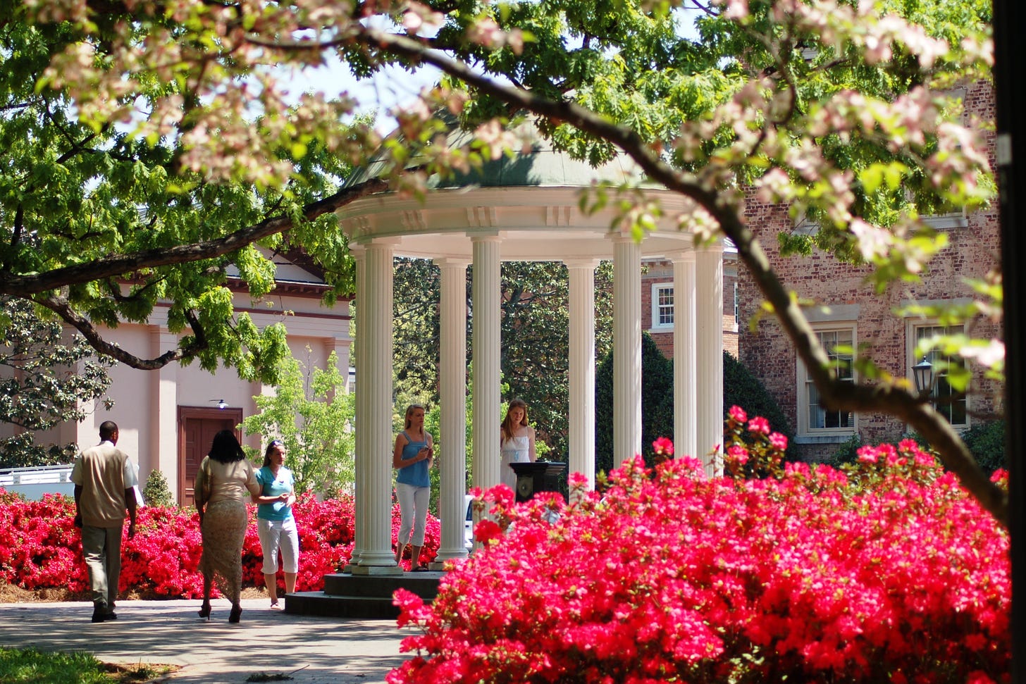 File:The "Old Well", center of campus, University of North Carolina, Chapel  Hill.jpg - Wikimedia Commons