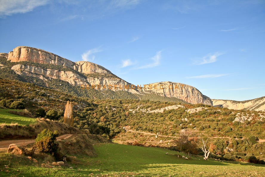 Paisatge de la Roca Alta i Roca dels Arços des del Puig de Meià Vilanova de Meià. Montsec de Rúbies (o de Meià). La Noguera, Lleida. Catalunya.