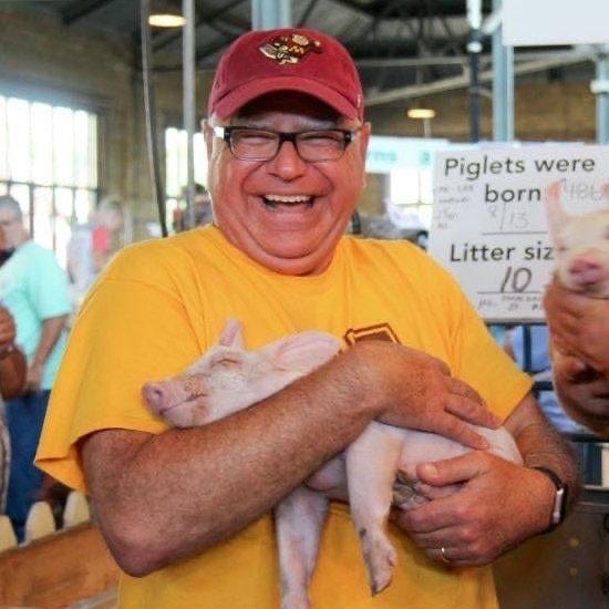 Minnesota Gov. Tim Walz holding a piglet : r/pics