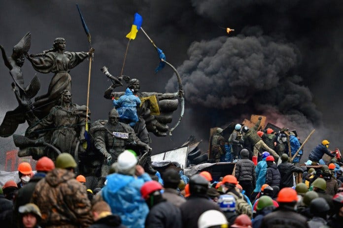 Image: Anti-government protesters continue to clash with police in Independence square, despite a truce agreed between the Ukrainian president and opposition leaders