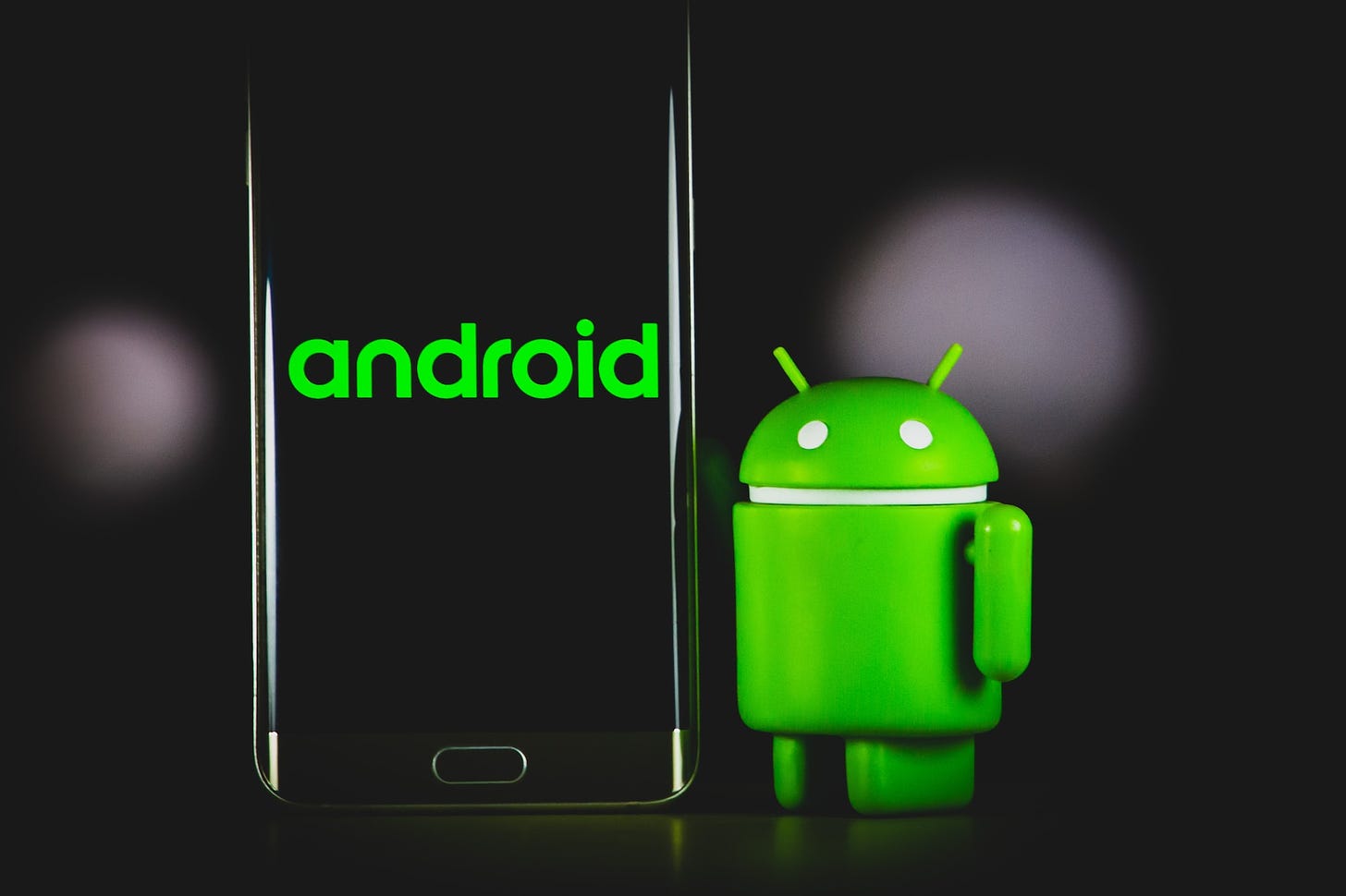 Bugdroid with an Android smartphone
