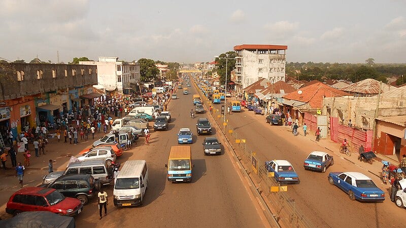 File:Avenida dos Combatentes da Liberdade da Pátria, Bissau (2).jpg