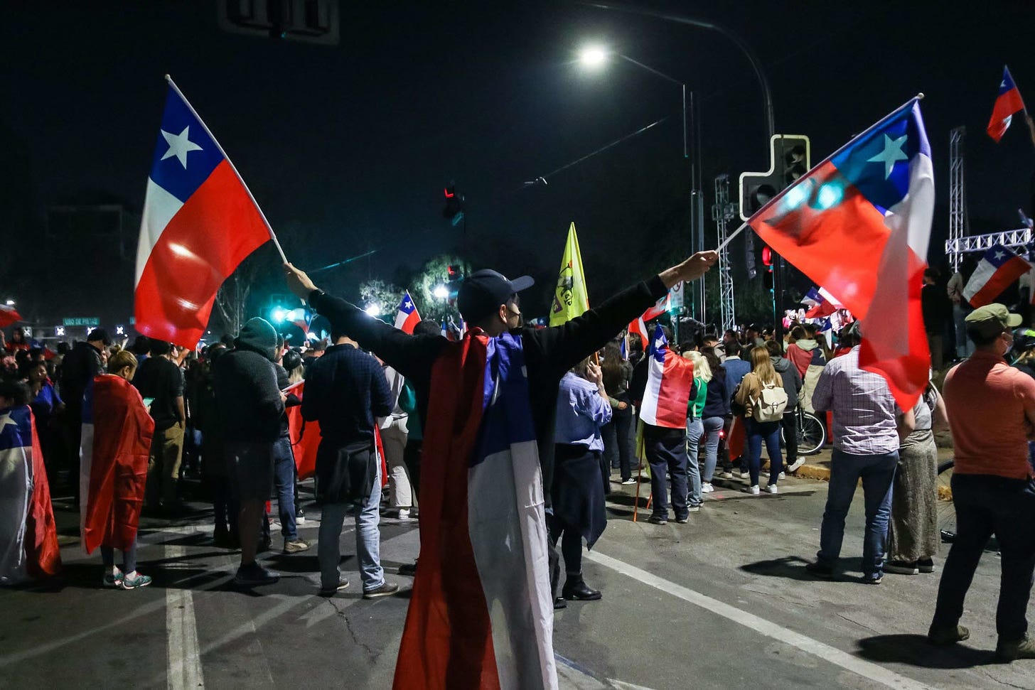 Des Chiliens célèbrent le rejet du premier projet de Constitution en septembre 2022. Sipa/Sebastian ÑANCO