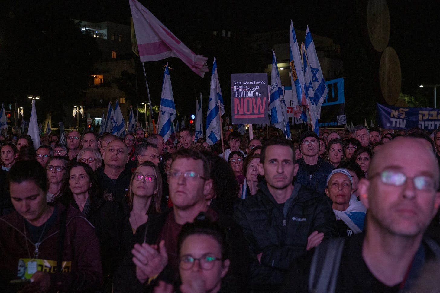 土曜日のシャバット明けにハビマ広場にて実施された反政府デモ。現ネタニヤフ政権に反対する市民が一年前から毎週土曜日に実施しているという＝2024年1月、イスラエル・テルアビブ