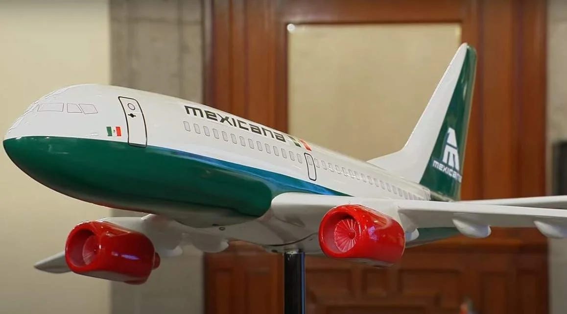 A model of a passenger aircraft painted in the green, white and red motif for Mexican Avacion