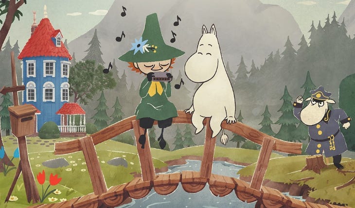 Zwei Figuren aus „Snufkin: Melody of Moominvalley“ sitzen auf einer Holzbrücke. Die linke Figur, die Hauptfigur Schnupferich, spielt auf einer Mundharmonika. Im Hintergrund droht ihnen ein Polizist.