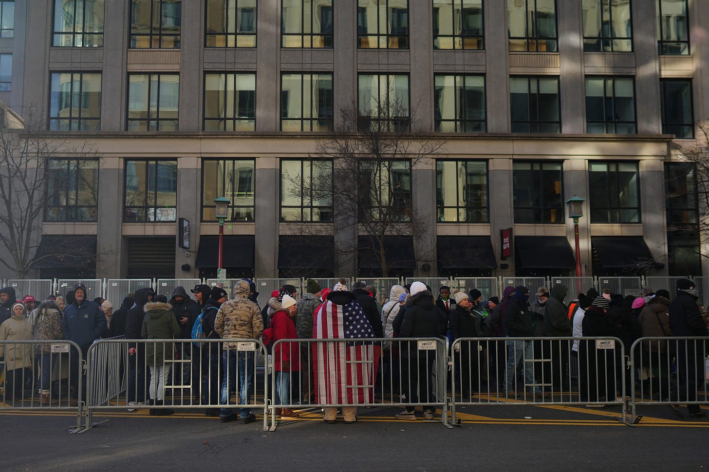 Apoiadores esperam do lado de fora da Capital One Arena antes da posse do presidente eleito dos EUA, Donald Trump, em 20 de janeiro de 2025, em Washington, DC. Donald Trump toma posse para seu segundo mandato como o 47º presidente dos Estados Unidos. (Foto de Eric Thayer/Getty Images)