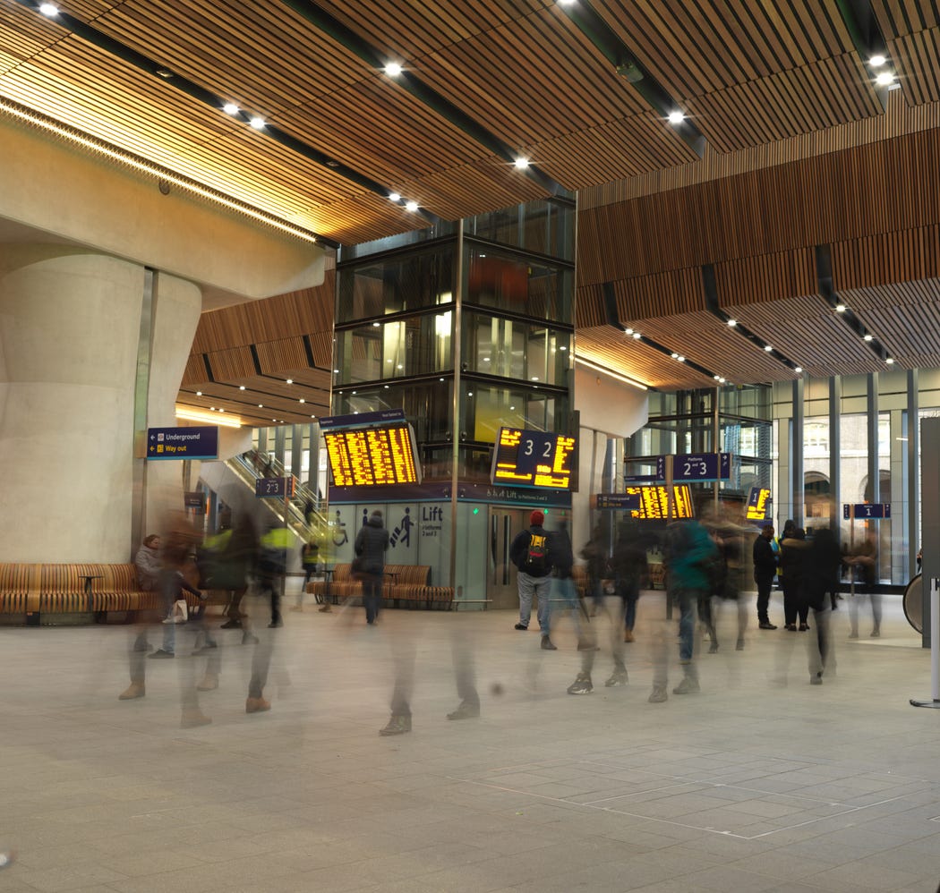 Concourse at London Bridge station with lifts serving 2 platforms each