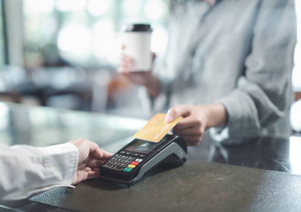 Cartões de crédito e maquininhas: Nos últimos dez anos, foram produzidos cerca de 450 milhões de cartões de débito e crédito e 95 milhões de maquininhas de pagamento no Brasil (Getty Images/Reprodução)