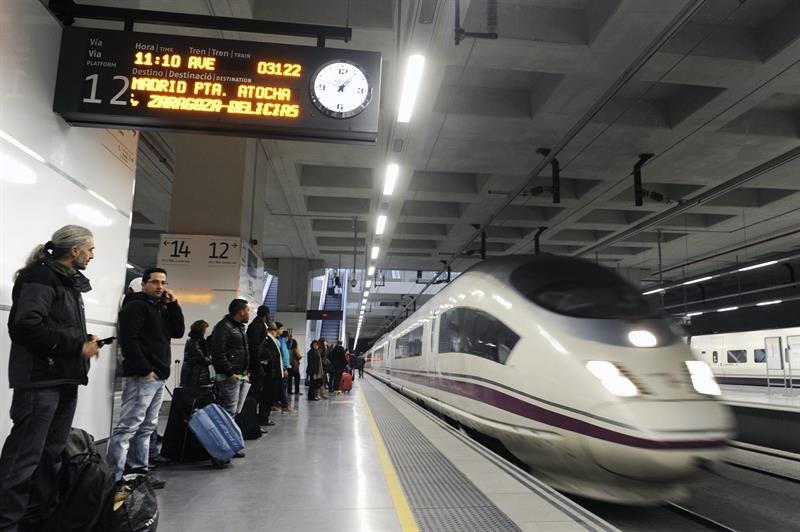 La estación del AVE en Girona, desalojada durante una hora por una maleta  abandonada