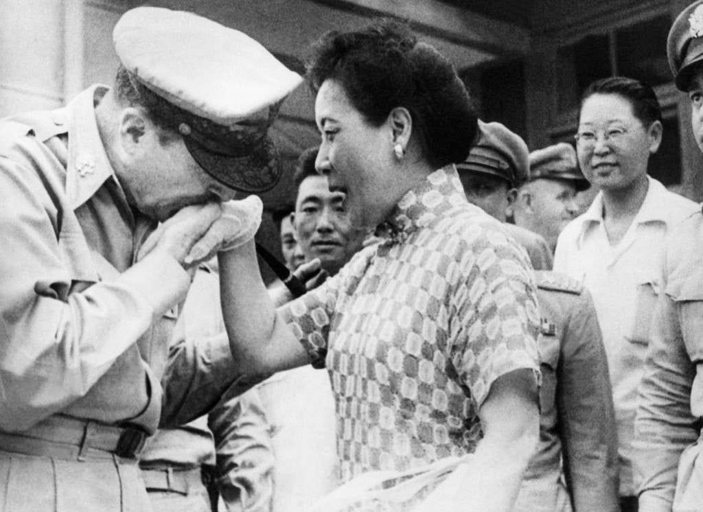 Douglas MacArthur and Madam Chiang Kai-Shek, 1950 – Iconic Photos