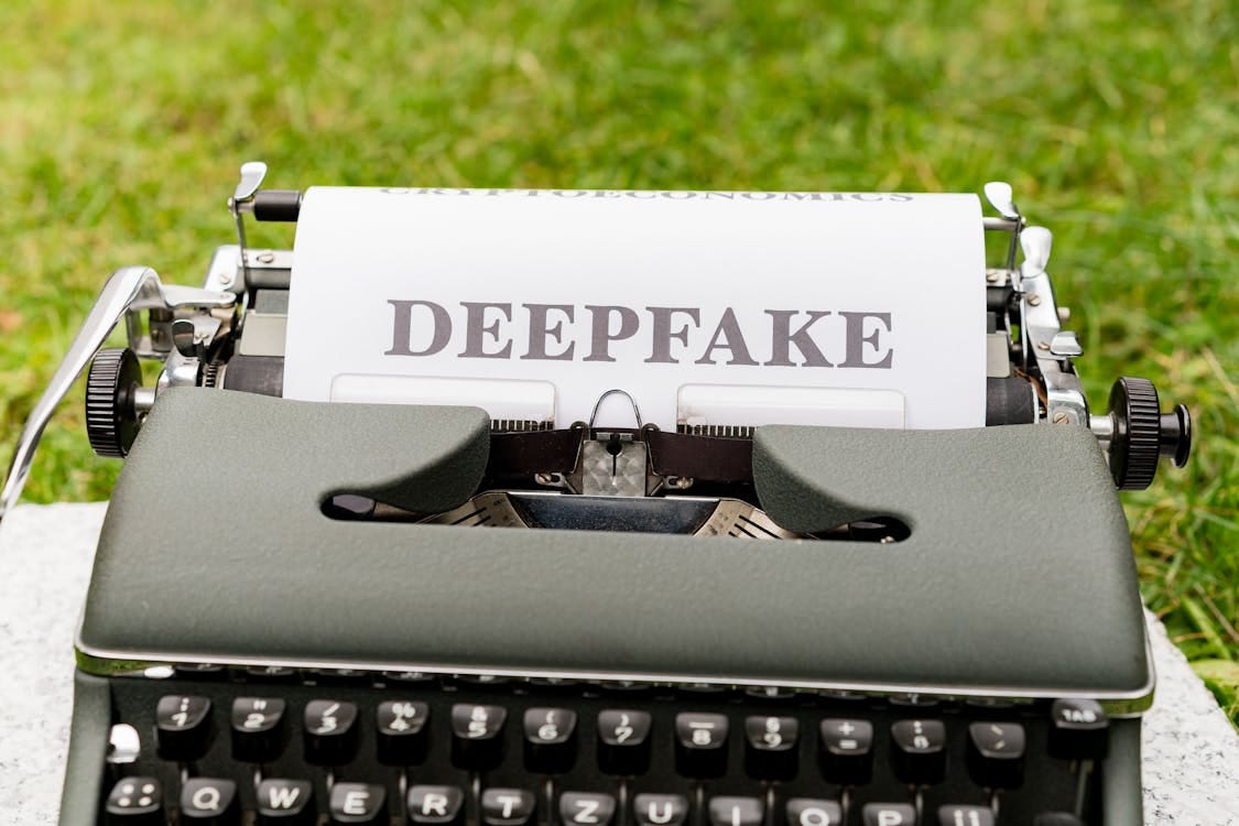 Free A typewriter with the word deeppake on it Stock Photo
