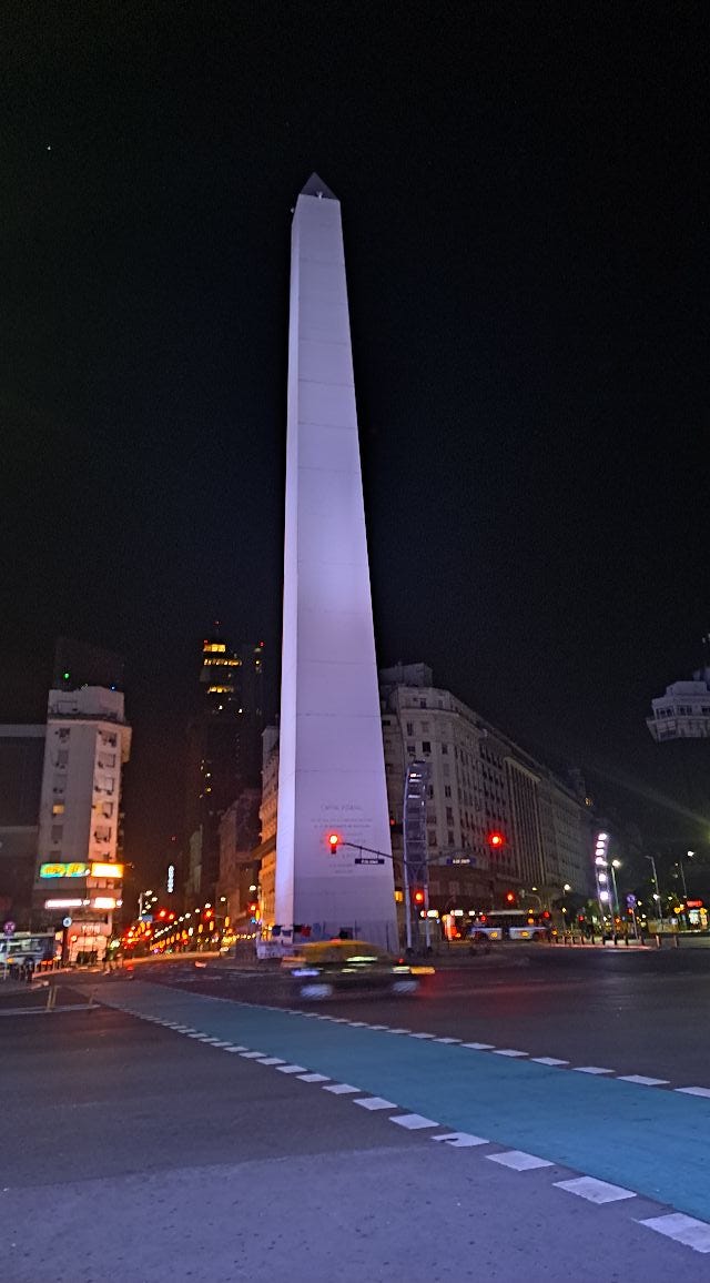 Obelisco de Buenos Aires. Llegué de madrugada. Me bajé del taxi y vi el obelisco. Foto propia.