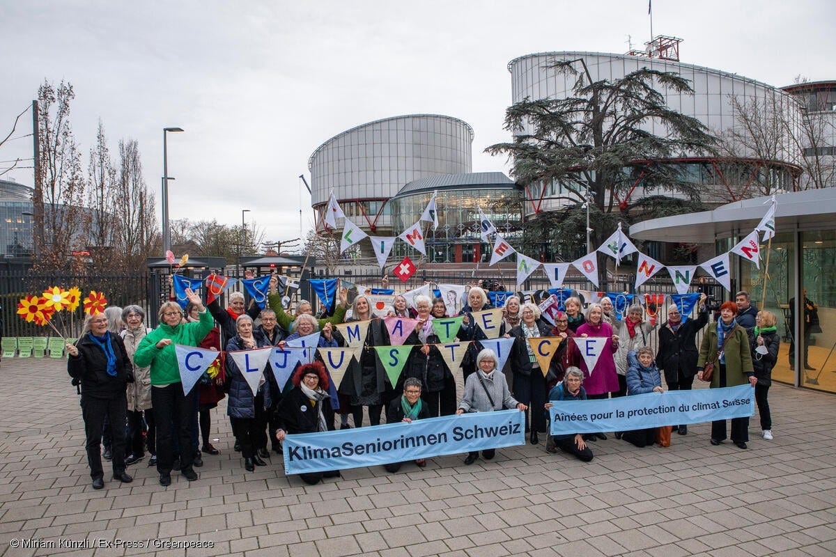 Gruppo di donne anziane attiviste del collettivo KlimaSeniorinnen Schweiz davanti alla Corte europea dei diritti dell’uomo a Strasburgo. Tengono striscioni e bandiere con la scritta “Climate Justice” per chiedere giustizia climatica nel caso Verein KlimaSeniorinnen Schweiz c. Svizzera, che ha portato al riconoscimento dei diritti delle generazioni future nella lotta contro la crisi climatica. Gruppo di donne anziane attiviste del collettivo KlimaSeniorinnen Schweiz davanti alla Corte europea dei diritti dell’uomo a Strasburgo. Tengono striscioni e bandiere con la scritta “Climate Justice” per chiedere giustizia climatica nel caso Verein KlimaSeniorinnen Schweiz c. Svizzera, che ha portato al riconoscimento dei diritti delle generazioni future nella lotta contro la crisi climatica.