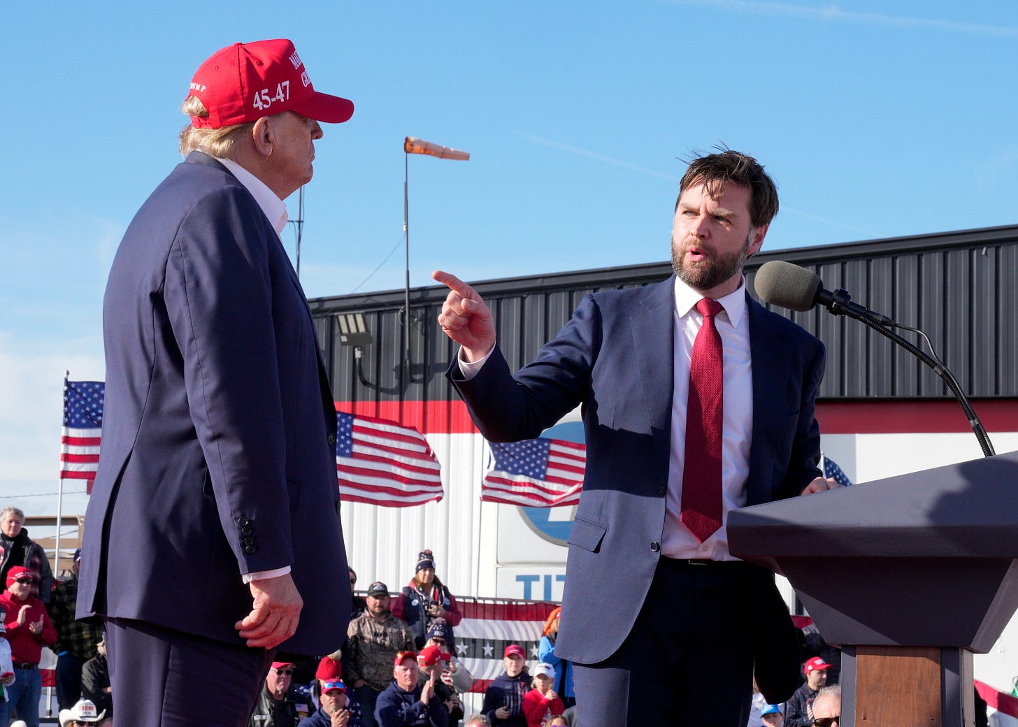 El senador por Ohio J.D. Vance con Trump en una imagen de archivo.