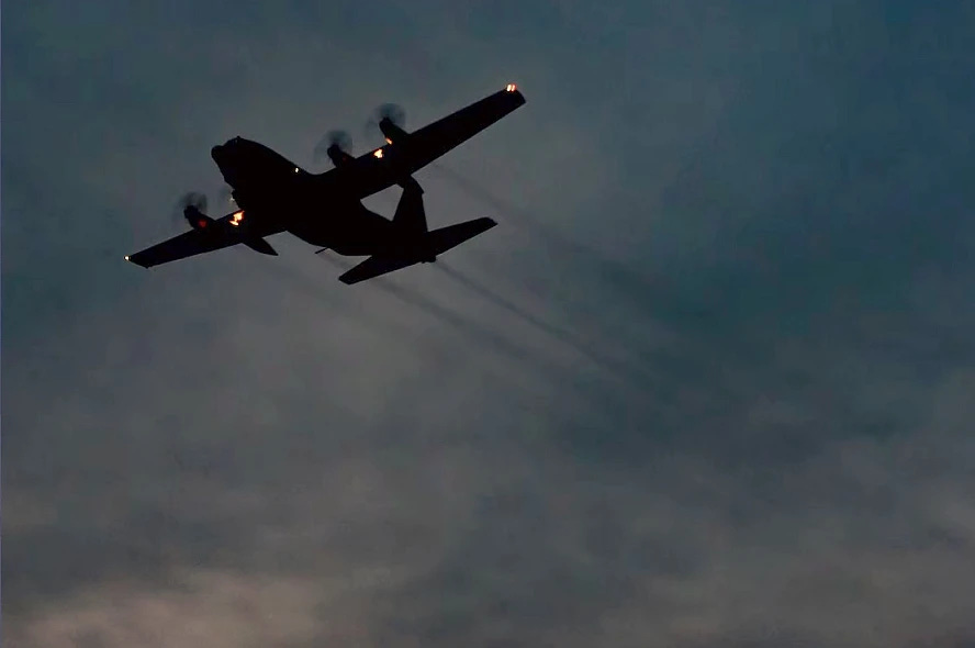 Fotó: Az Egyesült Államok légierejének 757. légiszállító századához rendelt C-130 Hercules repülőgépe szúnyogok elleni permetezést végez a Langley-Eustis, Va. közös bázis felett, 2017. augusztus 1. A C-130-ast úgy módosították, hogy raklapon elhelyezett moduláris légi permetezőrendszert hordozzon. , amely a repülőgépre szerelt szórórudakhoz van rögzítve. (Az Egyesült Államok légierejének fotója/Carlin Leslie törzsőrmester)