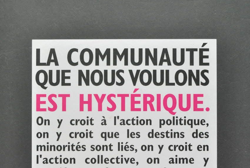 Capture du haut d’une affiche d'Act Up encadrée de noir, écrite en noir et rose sur fond blanc : "La communauté que nous voulons est hystérique. On y croit à l'action politique, on y croit que les destins des minorités sont liés, on y croit en l'action collective... "