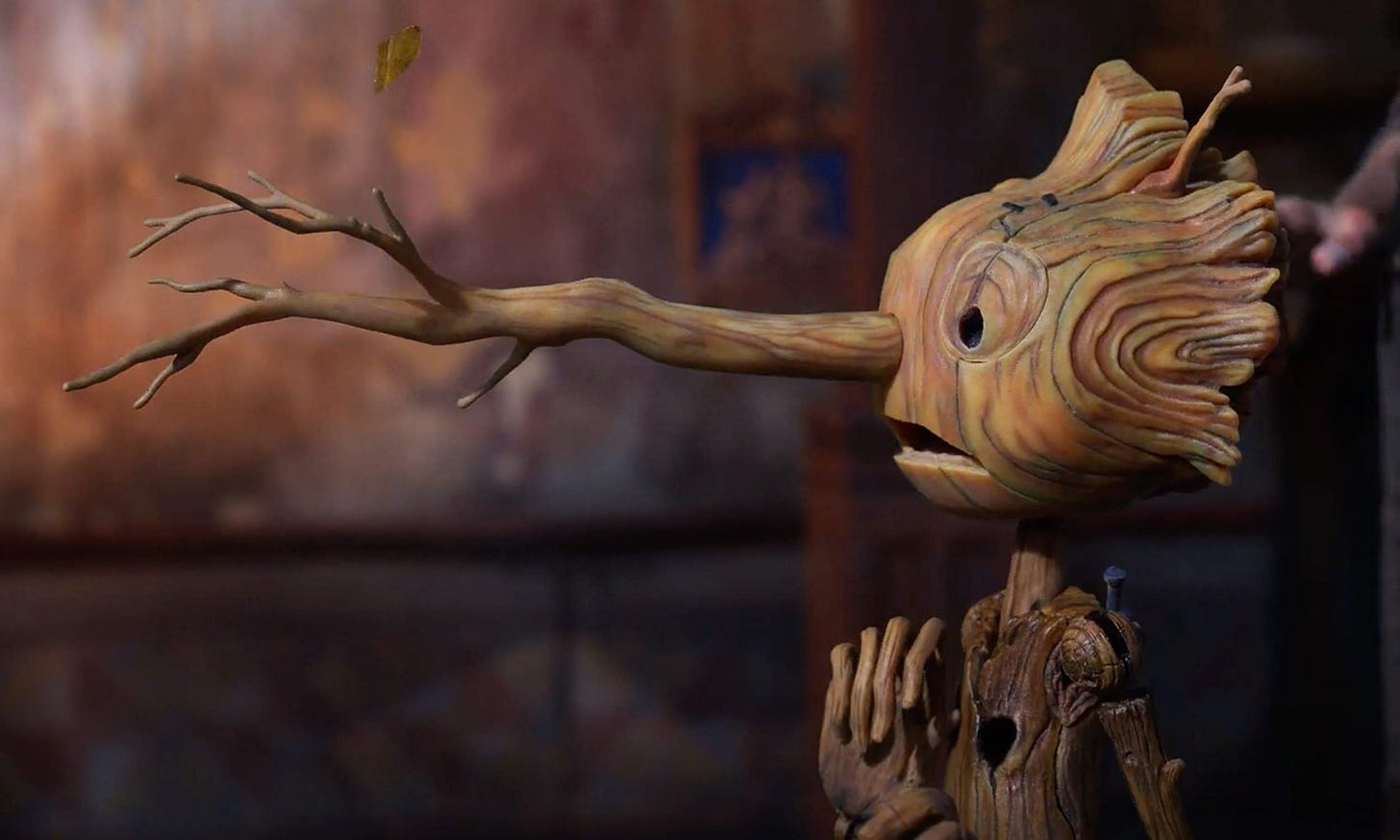 Immagine tratta dal film Pinocchio in cui si vede pinocchio con il naso cresciuto