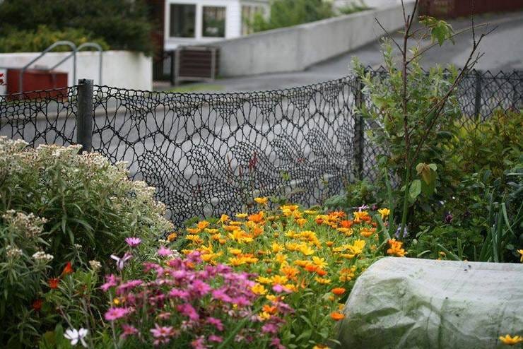 A resident of Hamnavoe, Shetland, Anne Eunson, knitted herself a fence using twine (the same kind used in fishing nets)