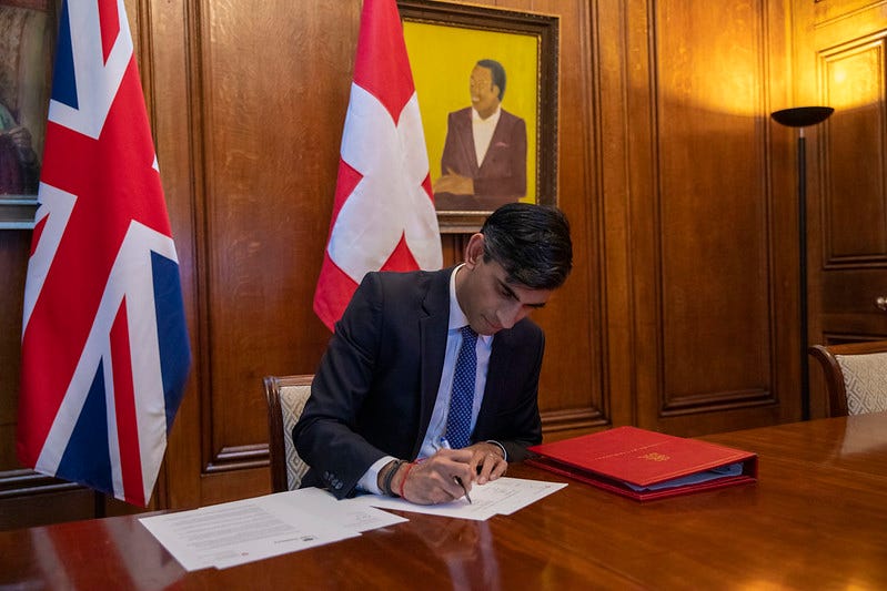 The Chancellor signs a bilateral agreement with the Swiss