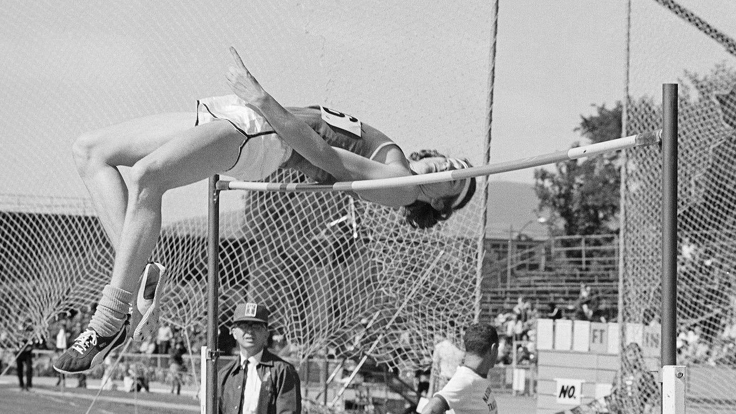 Dick Fosbury, l'inventore della rivoluzionaria tecnica del "Fosbury Flop"  del salto in alto, è morto a 76 anni