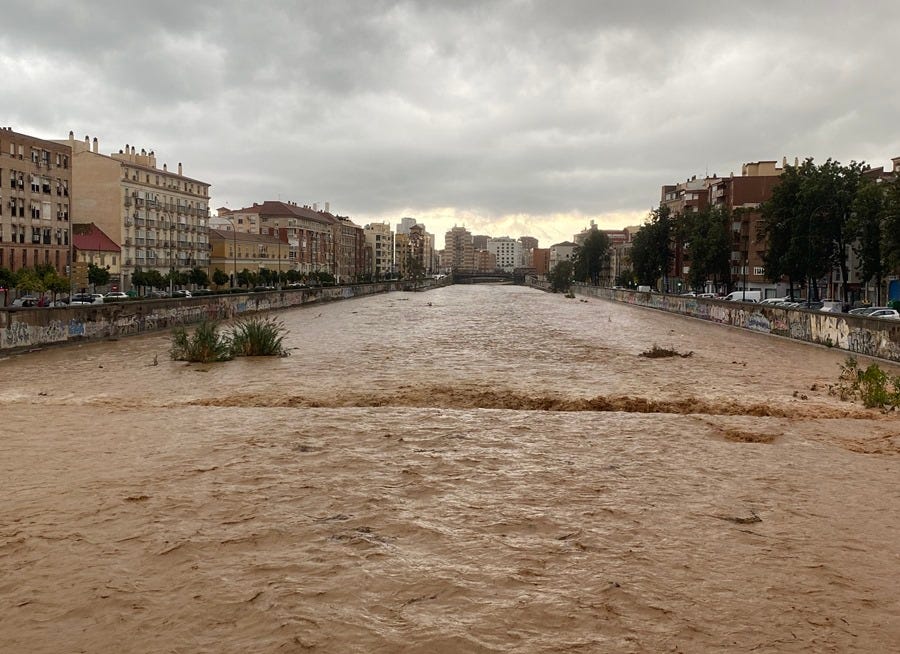 Aspecto que presenta el río Guadalmedina a su paso por Málaga.