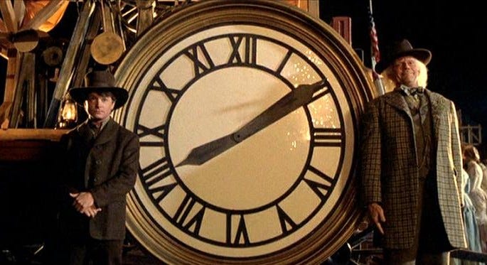 "Powrót do przyszłości III" (1990 rok). Bohaterowie pozują do zdjęcia na tle tarczy zegara, który dopiero ma trafić na szczyt gmachu sądu.