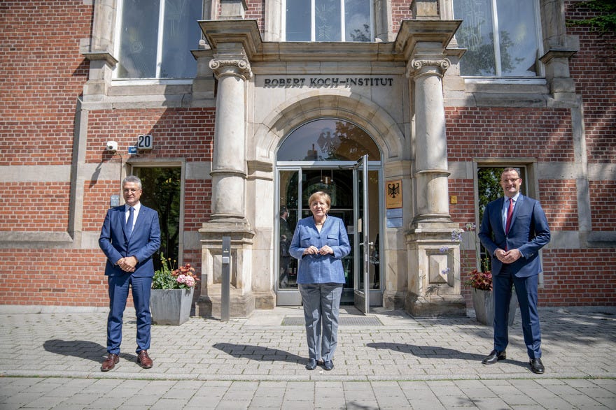 Bundeskanzlerin Angela Merkel besucht mit Gesundheitsminister Jens Spahn das Robert-Koch-Institut am 13.07.21.