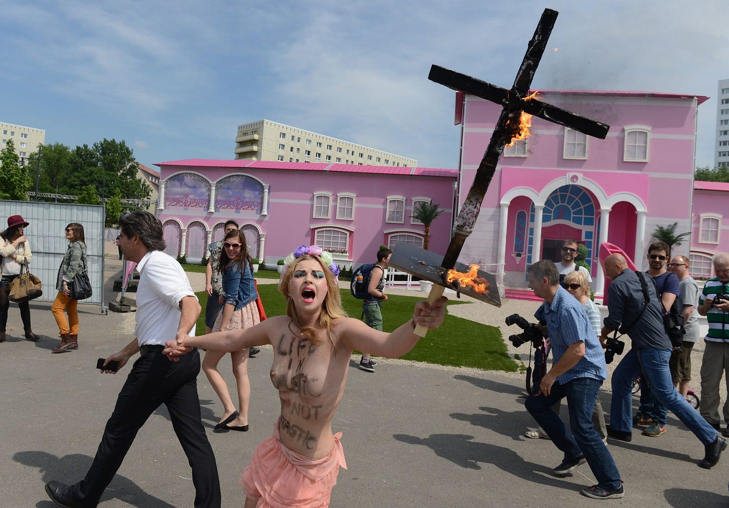 Protests Mar Opening of Barbie Dreamhouse in Berlin - DER SPIEGEL