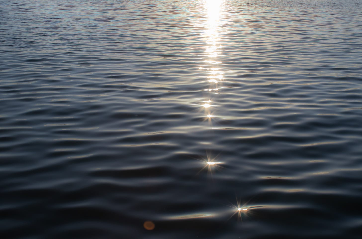 Light glimmer on a steady body of water