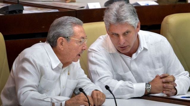 A Cuba va di moda il bianco (ma anche nel resto del continente, basti guardare la foto ufficiale del Vertice Iberoamericano di Santo Domingo)