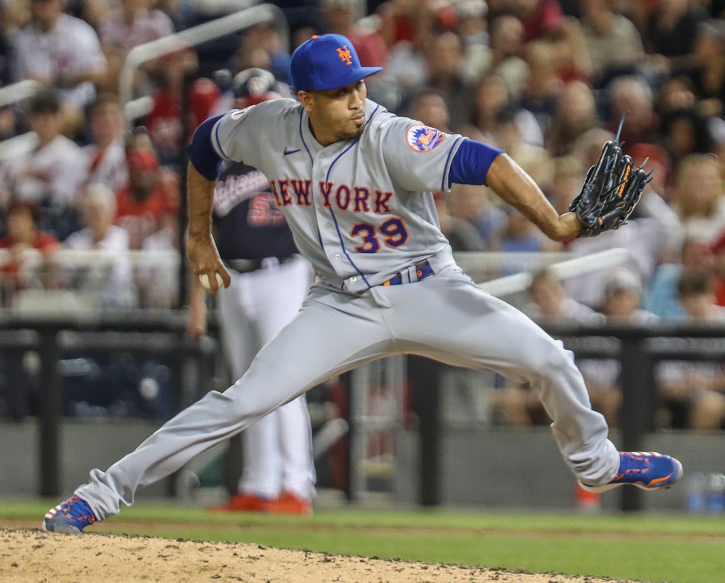 Mets closer Edwin Diaz throwing the cheese (51267940604) (cropped)