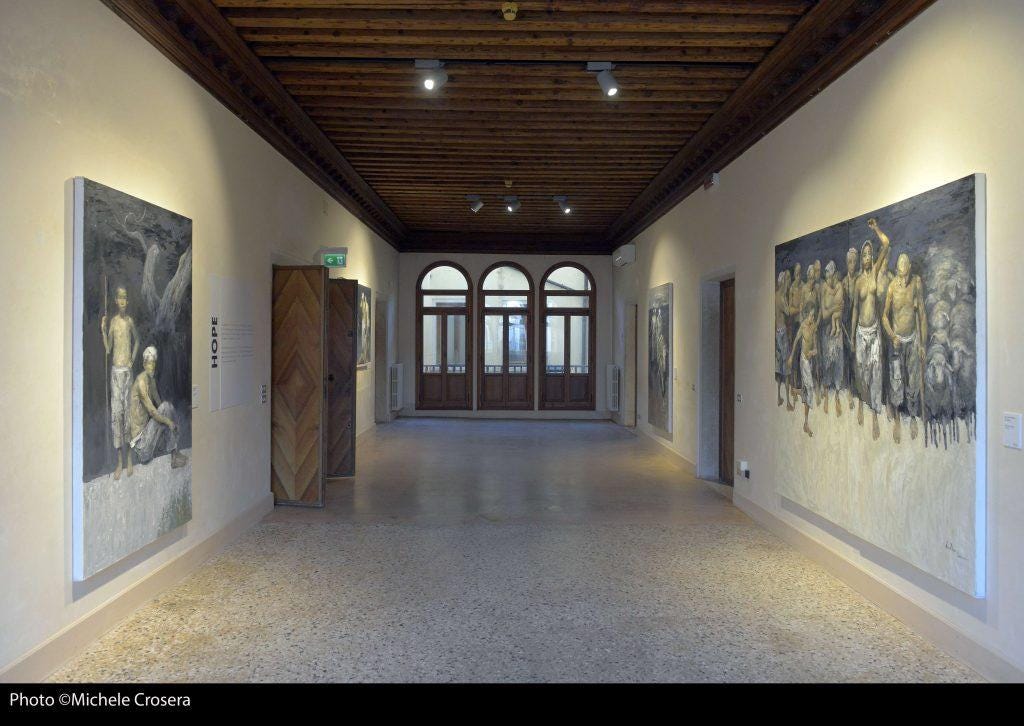 Immagine che contiene interno, galleria, scena, muro

Descrizione generata automaticamente