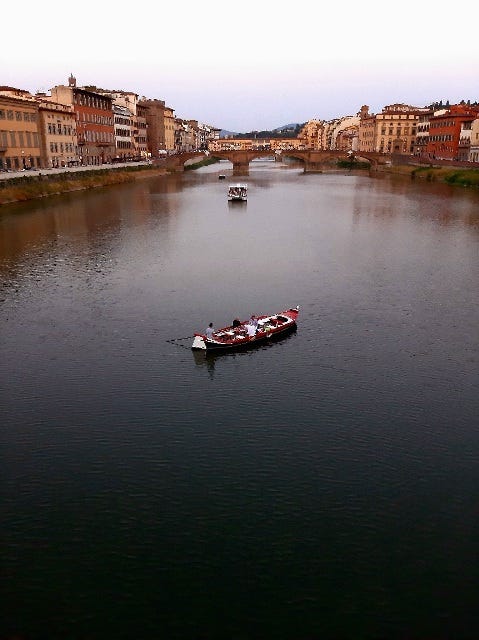 giro in barca solitaria sull'Arno