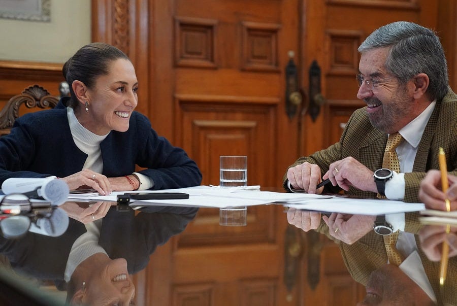 La presidenta mexicana Claudia Sheinbaum (i) y el canciller mexicano Juan Ramón de la Fuente durante una conversación con el presidente electo de Estados Unidos Donald Trump EFE/ Presidencia de México