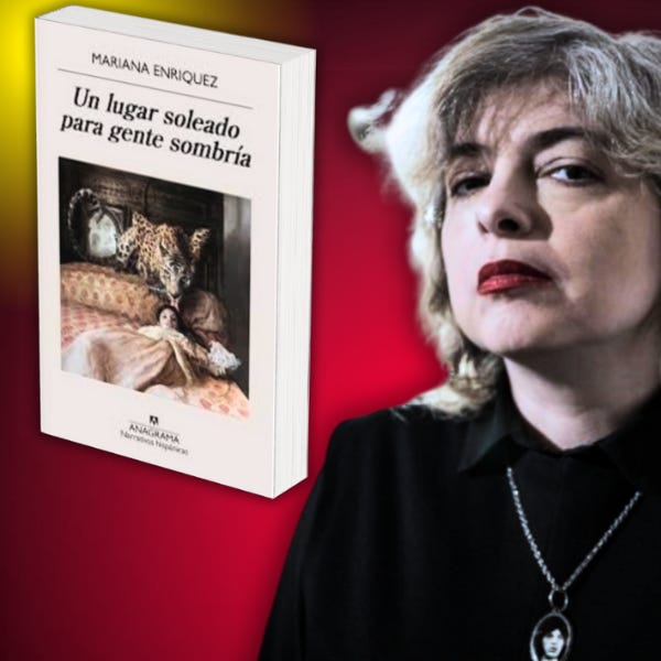 Mariana Enríquez junto a la portada de su nuevo libro "Un lugar soleado para gente sombría" sobro fondo rojo y amarillo. 