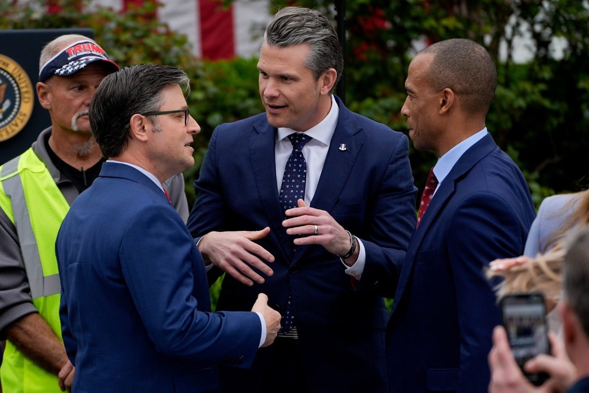 El Secretario de Defensa, Pete Hegseth, en el centro de la imagen - EFE