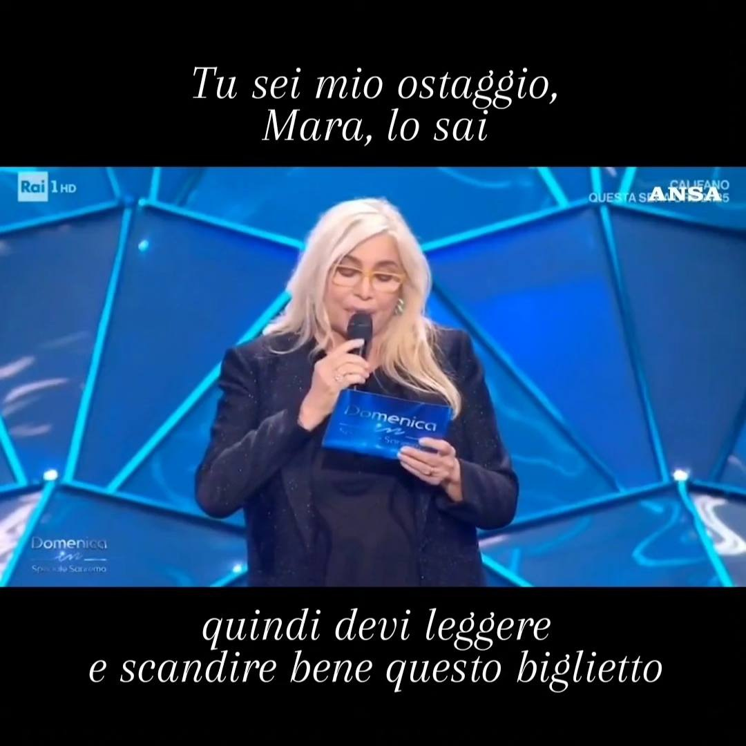 Potrebbe essere un'immagine raffigurante 1 persona e il seguente testo "Tu sei mio ostaggio, Mara, lo sai Rai 1HD QUESTASA menica Domen quindi devi leggere e scandire bene questo biglietto"