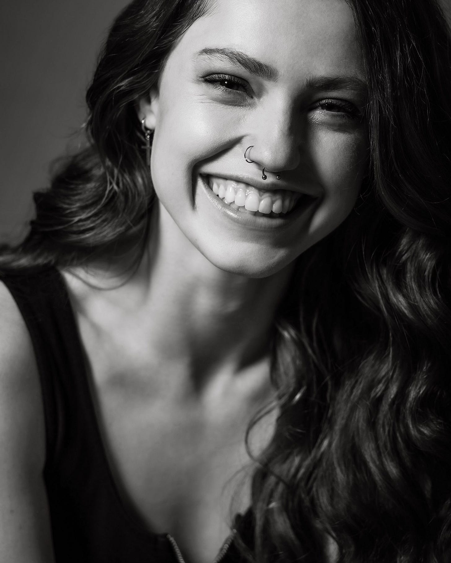 Ritratto in bianco e nero di una donna sorridente